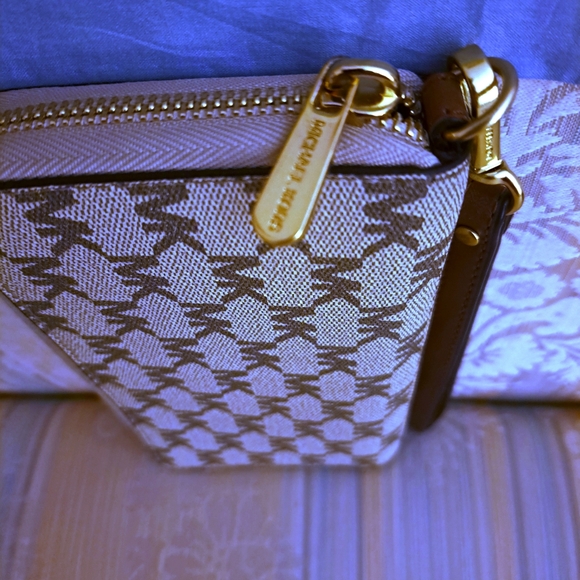 Michael Kors Tan Monogrammed Jacquard XL Mercer Handbag & Matching Wallet - Picture 13 of 13